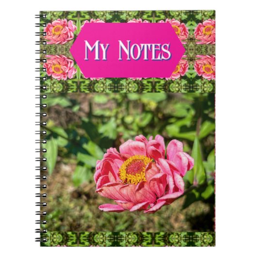 Roze Zinnia met geel middelste tapijt Notitieboek (Voorkant)