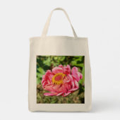 Roze Zinnia met geel middelste tapijt Tote Bag (Achterkant)