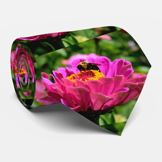 Roze zinnia met hommel stropdas (Opgerold)