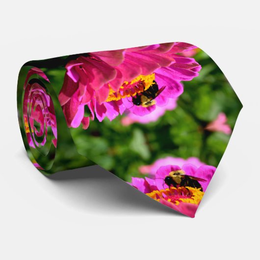 Roze zinnia met hommel stropdas (Opgerold)