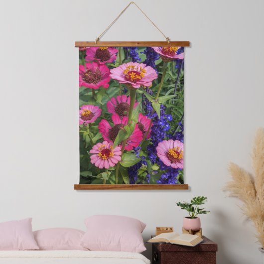 Roze Zinnias en Blauwe Salvia Floral Hangend Wandkleed (Slaapkamer)