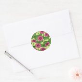 Roze Zinnias op lichtgroen Ronde Sticker (Envelop)