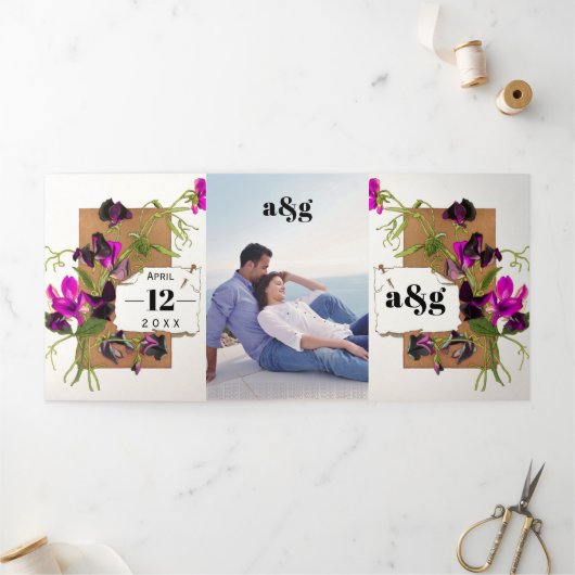 roze zoete erwt en initialen bloemenbruiloft drieluik uitnodiging (Buitenkant)