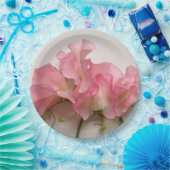 Roze zoete erwten dicht bij elkaar papieren bordje (Feest)