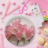 Roze zoete erwten dicht bij elkaar papieren bordje (Feest)