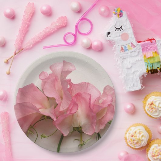 Roze zoete erwten dicht bij elkaar papieren bordje (Feest)
