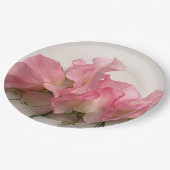 Roze zoete erwten dicht bij elkaar papieren bordje (Gekanteld)