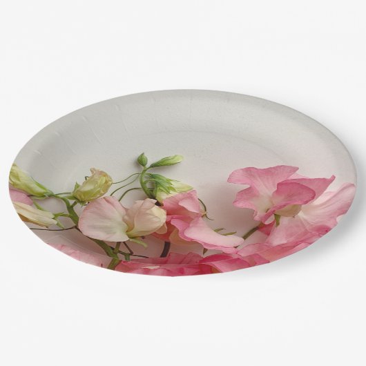 roze zoete erwten, vers papieren bordje (Gekanteld)