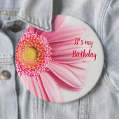 Roze zonnebloem Birthday Button (In situ)