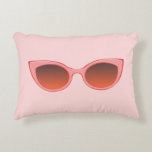 Roze Zonnebrillen, Cat Eye Zonnebrillen, Vrouwelij Accent Kussen<br><div class="desc">Sunnies Sierkussen,  beschikt over een zonnebril voor kattenogen.</div>