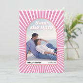 Roze zonnestralen retro groovy 70s geïnspireerd hu save the date (Staand voorkant)