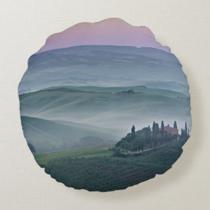 Roze zonsopgang over het Toscane landschap rond de Kussen