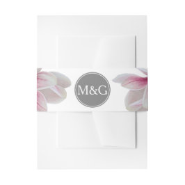 Roze Zuidelijke Magnolia Blossom en Initiaal Lette Uitnodigingen Wikkel