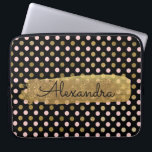 Roze, Zwart en Gouden Folie Polka Dot Naam Laptop Sleeve<br><div class="desc">Roze,  Zwart en Faux Gold Folie Polka Dot Pattern met Gold Paint Stripe Elegant Monogram Computer Hoesje. Dit hoesje kan worden aangepast om uw volledige naam op te nemen met een prachtig handgeschreven zwart script.</div>