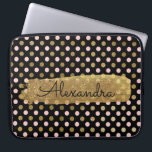Roze, Zwart en Gouden Folie Polka Dot Naam Laptop Sleeve<br><div class="desc">Roze,  Zwart en Faux Gold Folie Polka Dot Pattern met Gold Paint Stripe Elegant Monogram Computer Hoesje. Dit hoesje kan worden aangepast om uw volledige naam op te nemen met een prachtig handgeschreven zwart script.</div>