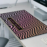 Roze & Zwart Retro Abstracte golvende patroonnaam Bureaumat<br><div class="desc">Breng een vleugje verfijning naar uw werkruimte met deze abstracte patroonstijlvolle bureaumat, met verlooproze kleuren en golvend patroon. Het omvat ook ruimte voor jouw naam of merknaam binnen een zwarte en gouden rechthoek. U kunt de naam op elke gewenste positie verplaatsen, zodat deze past bij uw eigen werkruimte. Verhoog uw...</div>