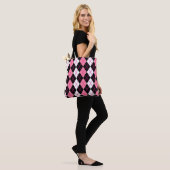 Roze Zwart Witte Argyle Diamant Ontwerp Tote Bag (Op model)