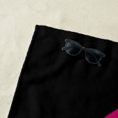 Roze zwart-witte cranberry-monogram strandlaken (In situ)