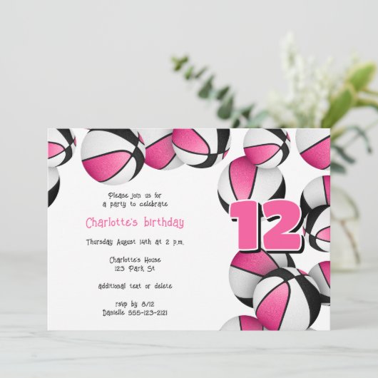 roze zwarte basketbal meisjes verjaardagsfeestje kaart (Staand voorkant)