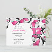 Roze zwarte basketballen meisjes verjaardagsfeestj kaart (Staand voorkant)