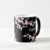 Roze zwarte Cherry Blossom Monogram Magische Mok (Voorkant rechts)