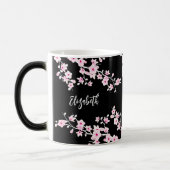 Roze zwarte Cherry Blossom Monogram Magische Mok (Links)