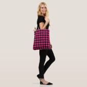Roze Zwarte Houndstooth Check Tote Bag (Op model)