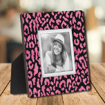 Roze zwarte leopard Pattern zonder frameless foto  Fotoplaat<br><div class="desc">Gemaakt om dimensionaal te kijken, een warm roze en zwart luipaardpatroon creëer een prachtig lijst voor je favoriete foto op dit tafelblad met een ingebouwde esel. Het afbeelding wordt direct op het hardboard geplaatst voor een verbluffend scherp afbeelding met een gemakkelijk schoon veegdoppervlak. Geweldig als geschenk of om je favoriete...</div>