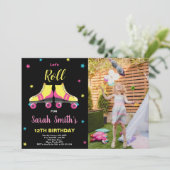 Roze zwarte roller verjaardagsuitnodigingen met fo kaart (Staand voorkant)