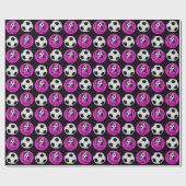 Roze zwarte voetbal met aangepaste naamtekst cadeaupapier (Vlak)