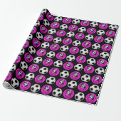 Roze zwarte voetbal met aangepaste naamtekst cadeaupapier (Uitgerold)