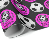 Roze zwarte voetbal met aangepaste naamtekst cadeaupapier (Rol Hoek)