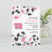 Roze Zwarte voetballen Kinderverjaardagsfeestje Kaart (Staand voorkant)