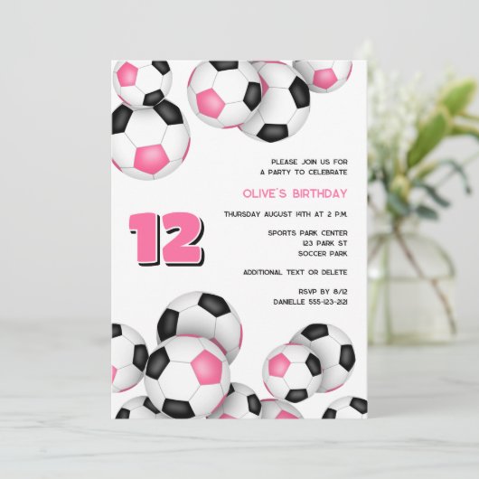 Roze Zwarte voetballen Kinderverjaardagsfeestje Kaart (Staand voorkant)