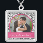 Roze, zwarte, witte Ketting fotosjabloon<br><div class="desc">Verander de foto en het liefdesvers op deze roze, zwarte en witte vochtige bruiloft of verjaardagsfotosjabloonpendant en ketting. Om het versum en de foto te veranderen, gebruik de personaliseer optie. Voor meer uitgebreide veranderingen in het ketting, met inbegrip van het veranderen van de doopvont, doopvontgrootte, doopvontkleur, fotogrootte, of tekst/fotoplaatsing, gebruik...</div>