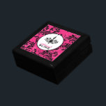 Roze zwarte witte luchter met schuifwiel cadeaudoosje<br><div class="desc">Deze gepersonaliseerde moderne en trendy, hete roze, zwarte en witte ballroomkandelaarkandelaar heeft een achtergrondpatroon van roze en zwarte scrolls erop dat een ideaal cadeau zou zijn voor je trouwbezoekers om hun sieraden of mementos op te slaan. Pas de tekst aan om te zeggen wat je maar wilt. De tekst- en...</div>