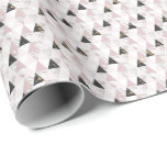 Roze zwarte witte marmer cadeaupapier<br><div class="desc">Een roze,  gouden,  witte en zwarte geometrische driehoekspatroon verjaardagspapier.</div>