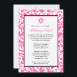 Roze Zwirl Damask Bat Mitzvah Invitaties Kaart<br><div class="desc">Nodig uw gasten aan uw Bat Mitzvah in stijl met deze elegante roze en zwarte draai damask uitnodiging uit. Stijlvol en formeel — Eenvoudig te personaliseren voor uw evenement!</div>
