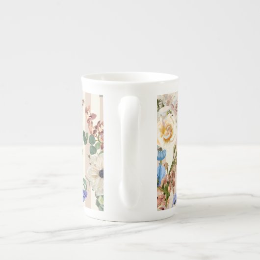 Rozen, anemonen, orchideeën op een romige strepen. porselein kop (Achterkant)