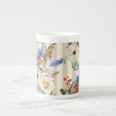 Rozen, anemonen, orchideeën op een romige strepen. porselein kop (Voorkant)