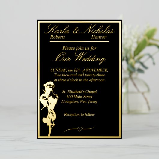 Rozen, elegante zwarte bruiloft, Gold Full Folie Uitnodiging (Staand Voorkant)