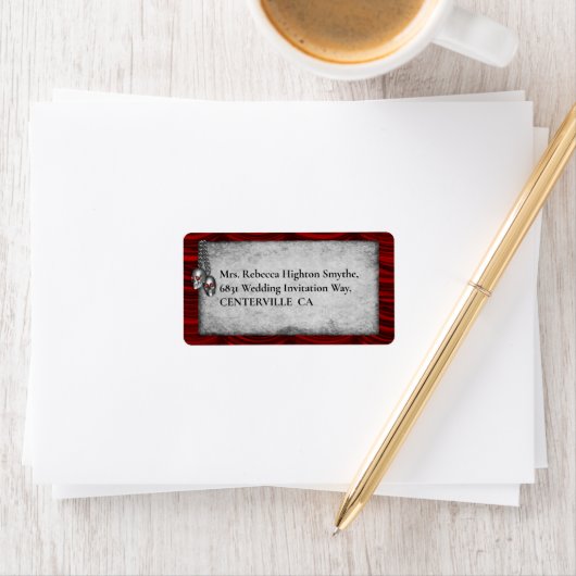 Rozen en rode keitjes rond de zijde etiket (Insitu)