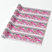 Rozen en roze nepsparpapier cadeaupapier (Uitgerold)