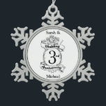 Rozen en wijnstokken Romantic 3rd Wedding Jubileum Tin Sneeuwvlok Ornament<br><div class="desc">Een groot belang om je derde trouwdag te vieren. Het schild lijkt op een ontwerp in zwart-wit,  met rozen en romantische wijnstokken. Een geweldige manier om je derde jaar huwelijk te herkennen.</div>