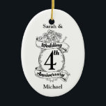 Rozen en wijnstokken Romantic 4e Jubileum Keramisch Ornament<br><div class="desc">Een groot belang om je vierde trouwdag te vieren. Het schild lijkt op een ontwerp in zwart-wit,  met rozen en romantische wijnstokken. Een geweldige manier om je vierde jaar huwelijk te herkennen.</div>