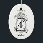 Rozen en wijnstokken Romantic 4e Jubileum Keramisch Ornament<br><div class="desc">Een groot belang om je vierde trouwdag te vieren. Het schild lijkt op een ontwerp in zwart-wit,  met rozen en romantische wijnstokken. Een geweldige manier om je vierde jaar huwelijk te herkennen.</div>