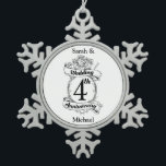 Rozen en wijnstokken Romantic 4e Jubileum Tin Sneeuwvlok Ornament<br><div class="desc">Een groot belang om je vierde trouwdag te vieren. Het schild lijkt op een ontwerp in zwart-wit,  met rozen en romantische wijnstokken. Een geweldige manier om je vierde jaar huwelijk te herkennen.</div>