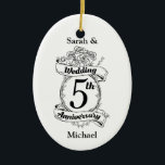 Rozen en wijnstokken Romantic 5th Wedding Jubileum Keramisch Ornament<br><div class="desc">Een groot belang om je vijfde trouwdag te vieren. Het schild lijkt op een ontwerp in zwart-wit,  met rozen en romantische wijnstokken. Een geweldige manier om je vijfde jaar huwelijk te vieren,  je papieren verjaardag.</div>