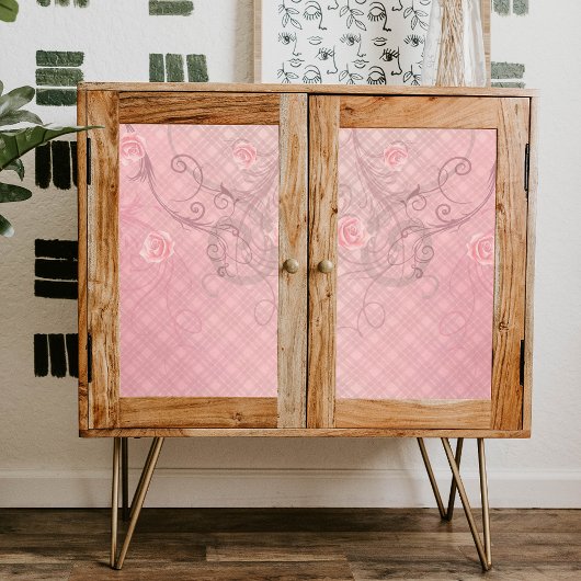 Rozen en zwenken op de deklaag van de elegant tissuepapier