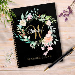 Rozen Floral Script Monogram Black Gold 2023 Planner<br><div class="desc">monogram 2023 planner,  met een prachtige witte scriptnaam met een complimenterend gouden initiaal dat door een delicate waterverf bloemige roos op een zwarte achtergrond wordt omgevormd. Ontworpen door: Thisnotme©</div>